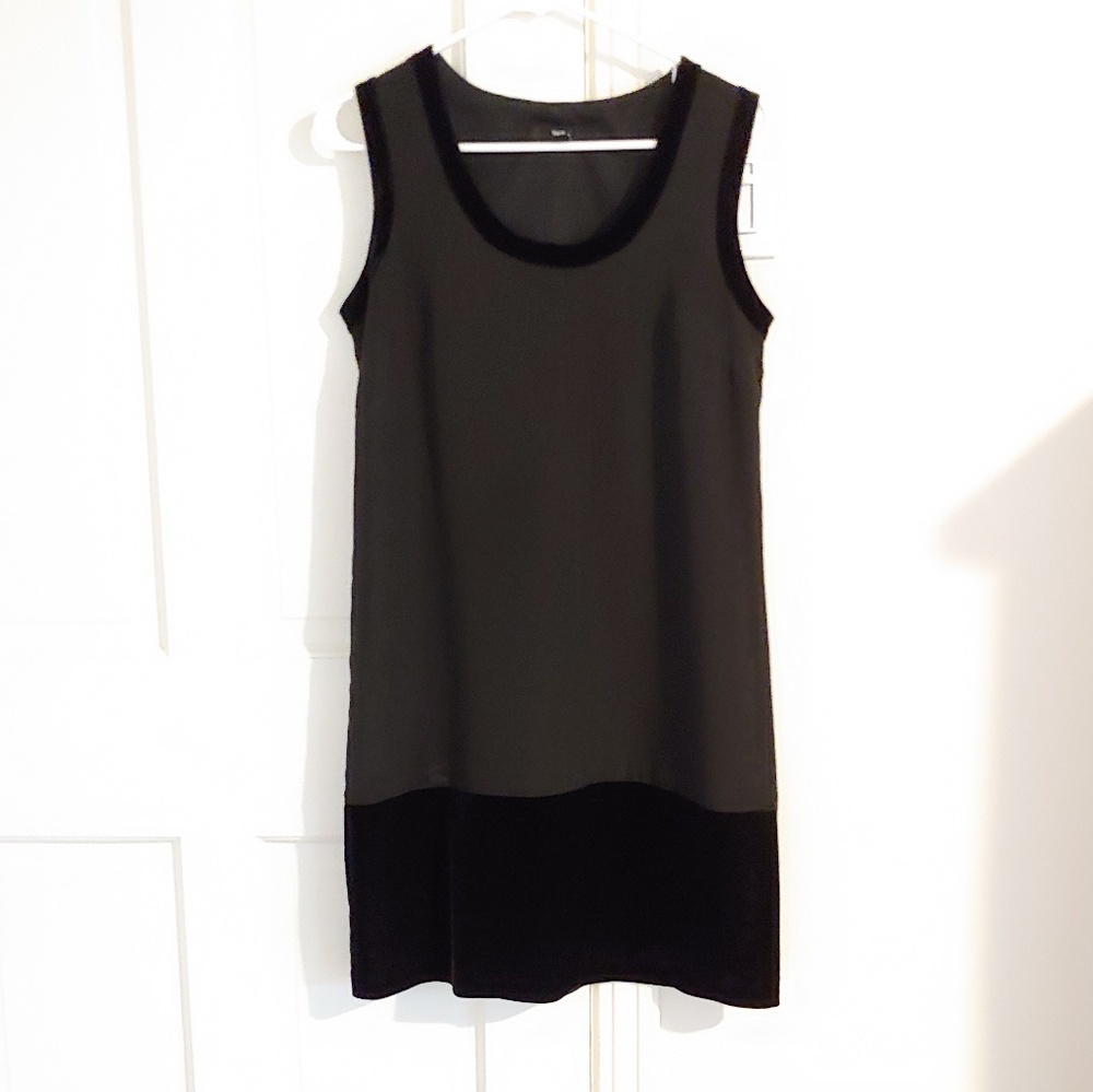 Black Flapper-like Dress with Velvet Trim